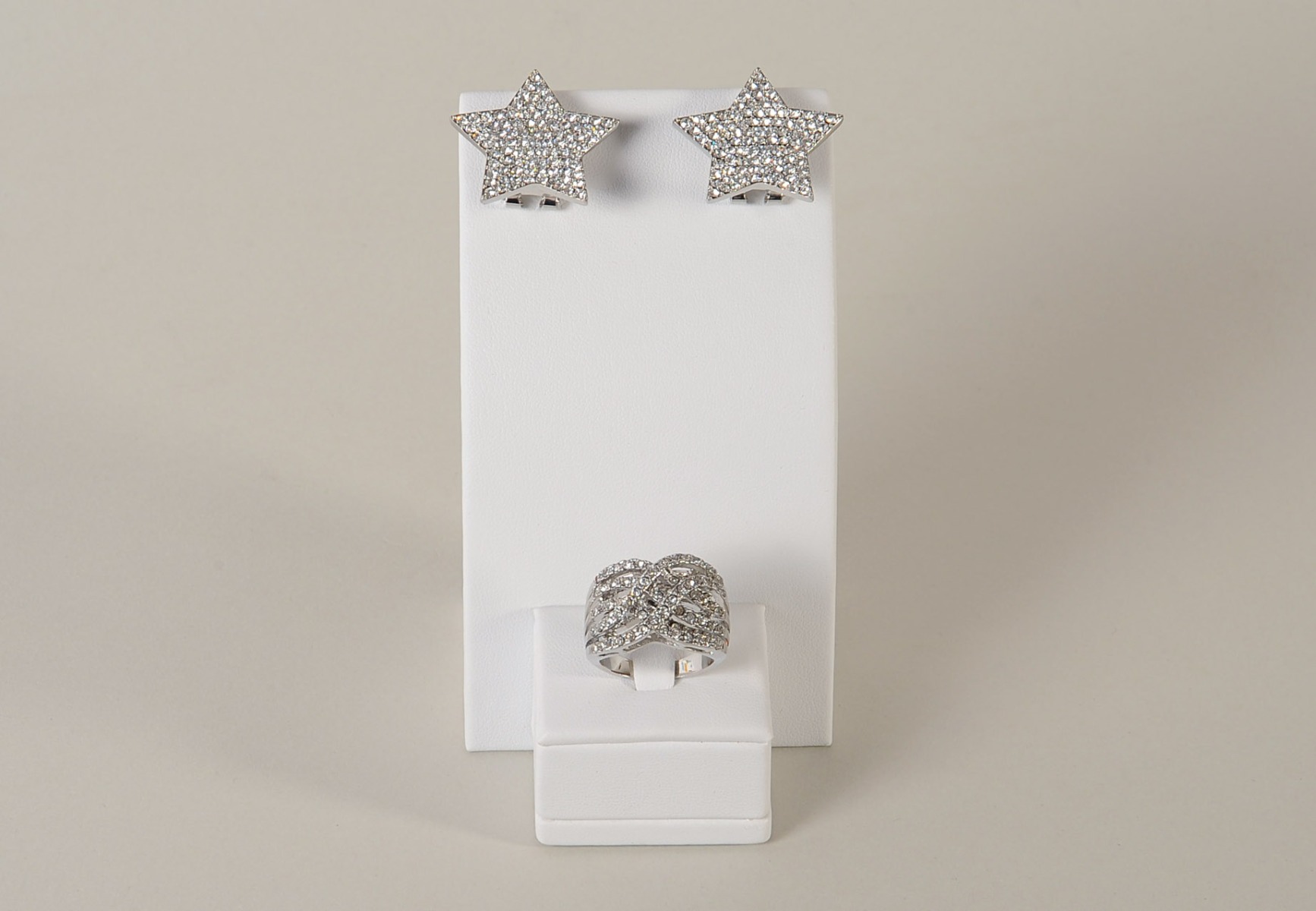 ESPOSITORE PENDENTE E ANELLO-0