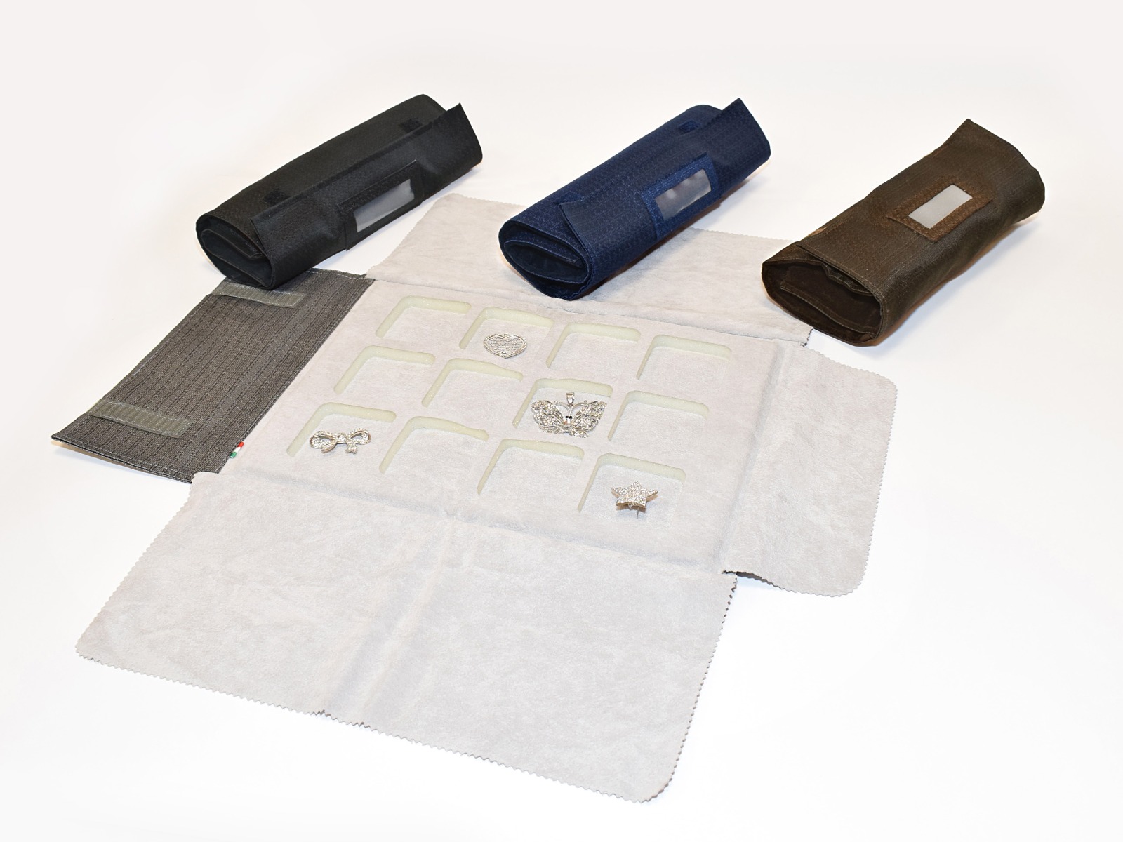 MEZZO ROTOLO STOFFA 12 BUCHE-0